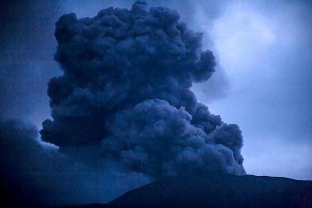 新澳门2025天天开好彩和火山喷发时游客急逃与火山喷发急救