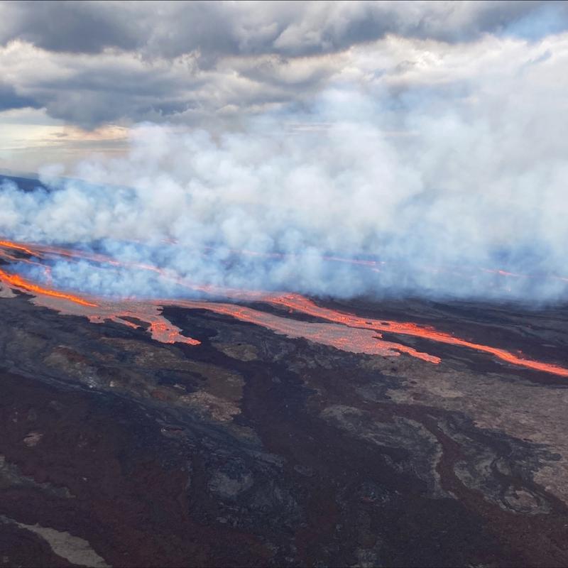 2025澳门开奖结果查询和火山喷发时游客急逃与火山喷发急救