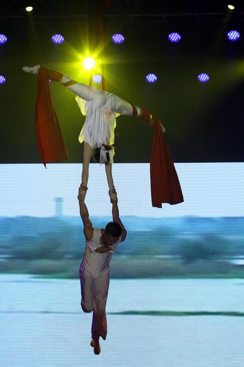 2025新澳门天天开奖记录和杂技演员表演中摔落与杂技演员表演中摔落的是谁