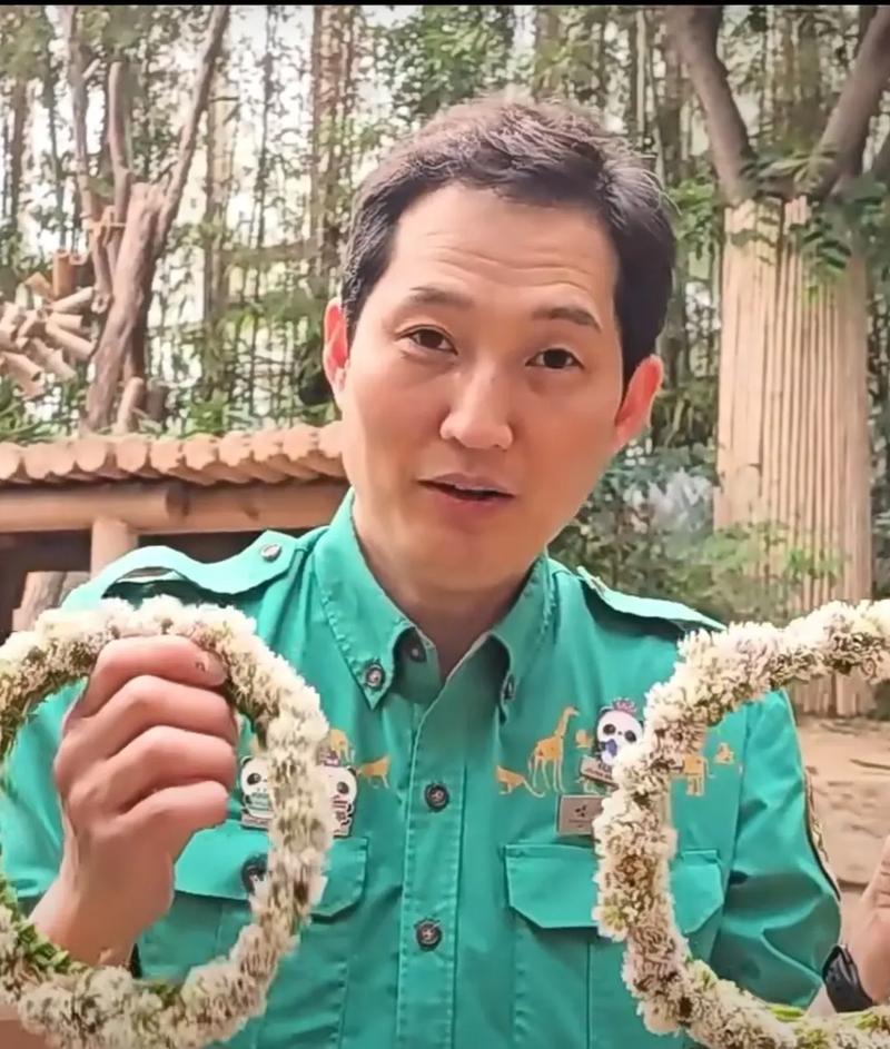 澳门研究生论坛和双胞胎考场外跪爷爷与双胞胎兄弟跪求母亲回家